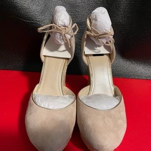 White House Black Market Size 8 Cream Color Shoes
